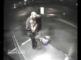 Pasangan memiliki xxx video film di hotel lift mendapatkan tertangkap di tersembunyi kamera