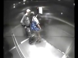 Asyik berbalik di pasangan apaan di lift - 