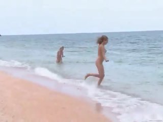 3 nudists bermain pada yang pantai