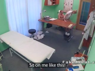 Therapist poje in jebe medicinska sestra na a miza