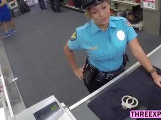 Grande cu polícia mulher fica nu em o loja e fodido difícil